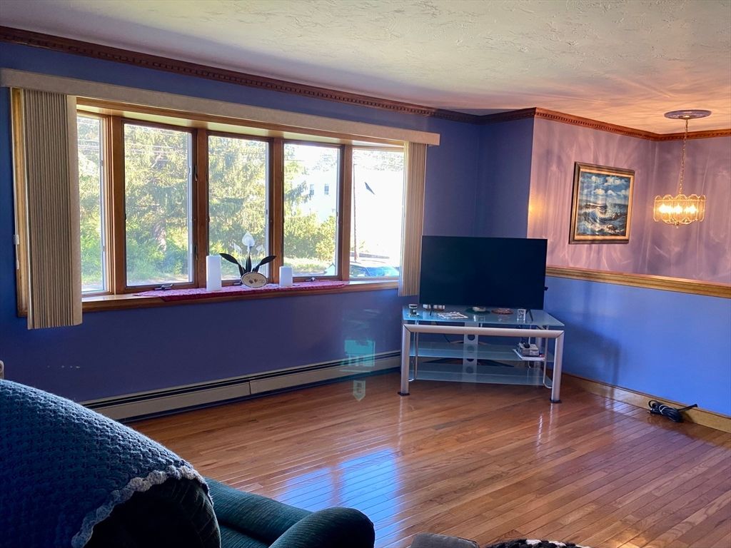 Interior, Pendant Lights, Wood Texture Flooring