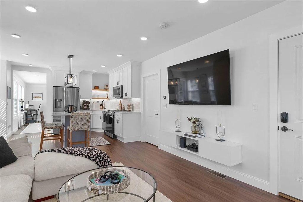 Dining room, Interior, Kitchen, Living room, Pendant Lights, Recessed Lighting, Stainless Steel Appliances, Wood Texture Flooring