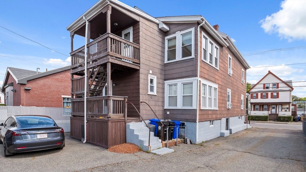 Exterior, Facade, Rowhouse