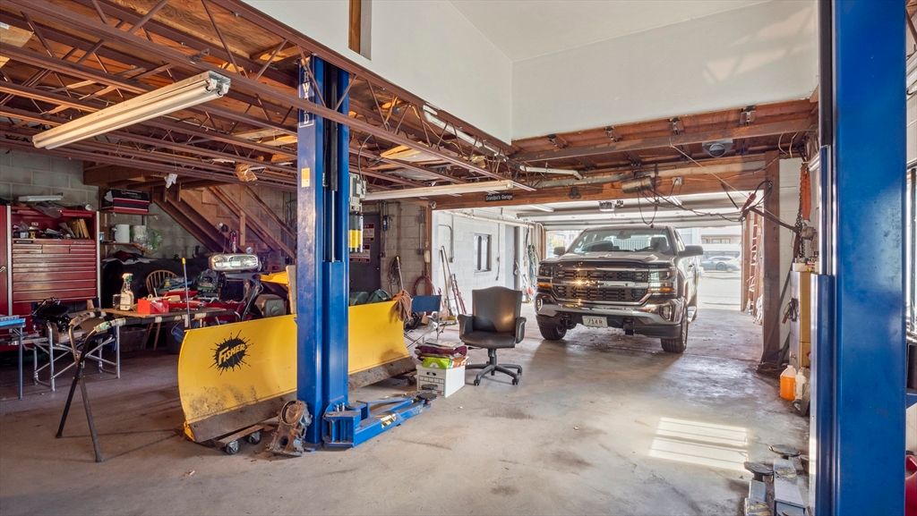 Garage, Interior, Wooden Beams