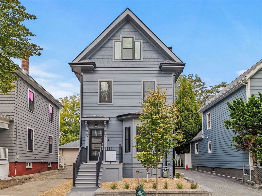 Attached, Exterior, Facade, Queen Anne Victorian