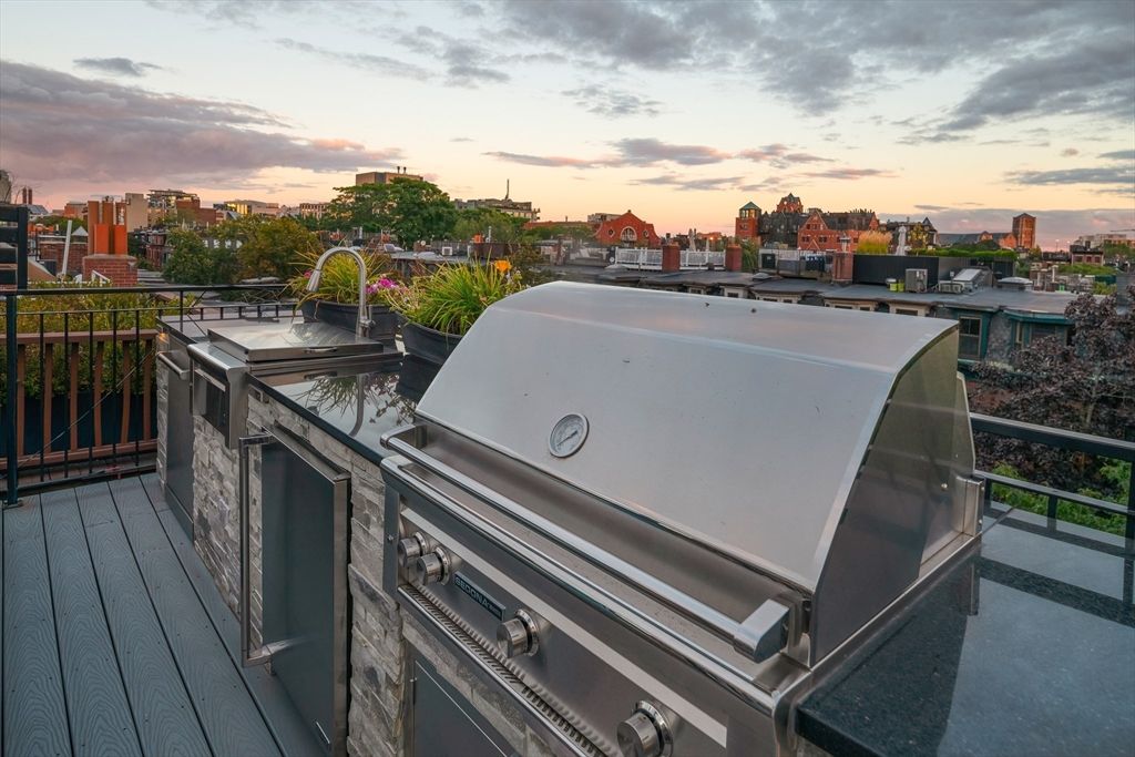 Exterior, Outdoor Kitchen