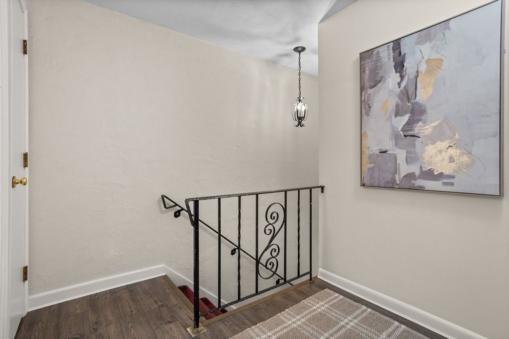 Interior, Pendant Lights, Wood Texture Flooring