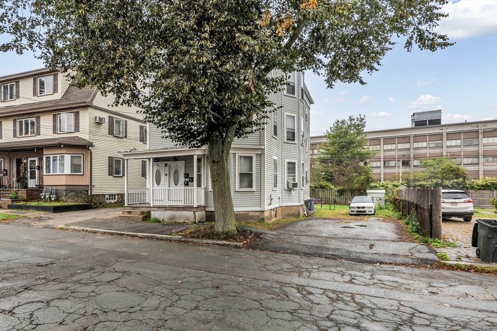 Exterior, Facade, Queen Anne Victorian