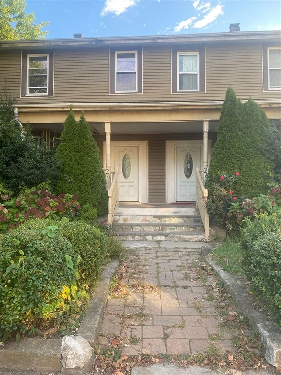 Exterior, Facade, Raised Ranch