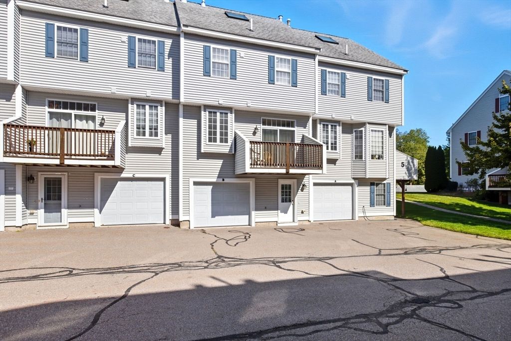 Attached, Exterior, Facade, Rowhouse