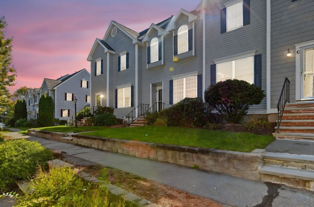 Exterior, Facade, Rowhouse