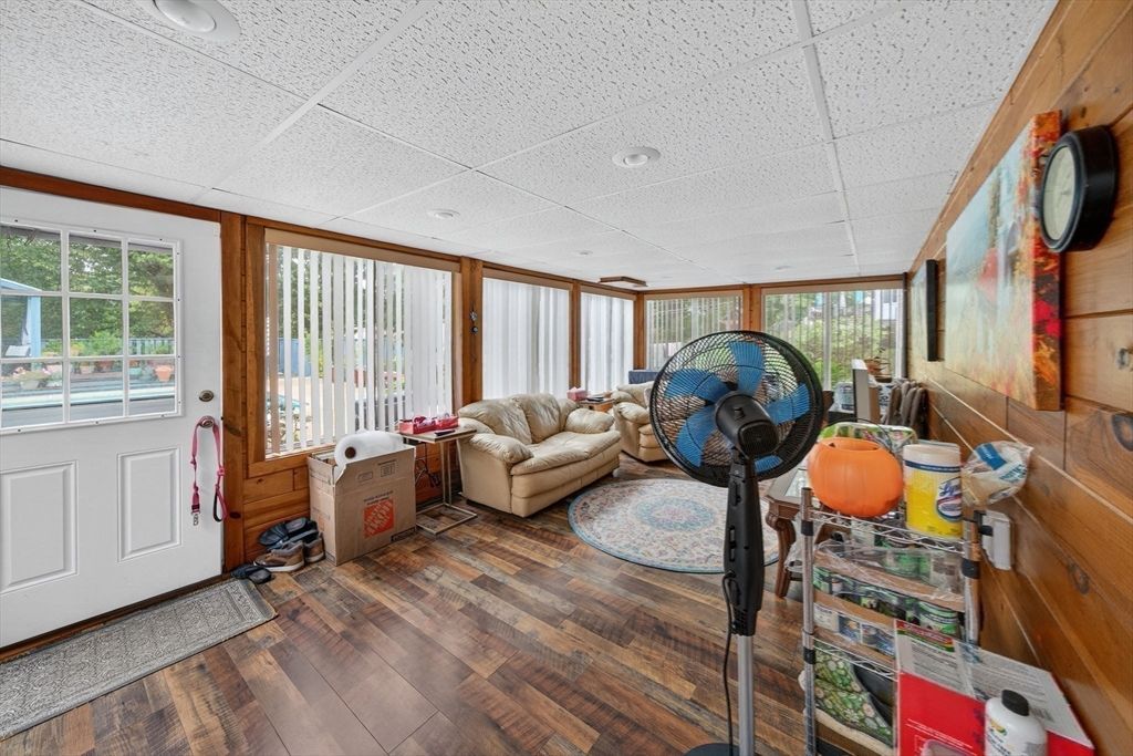 Fitness Equipment, Interior, Living room, Recessed Lighting, Wood Texture Flooring