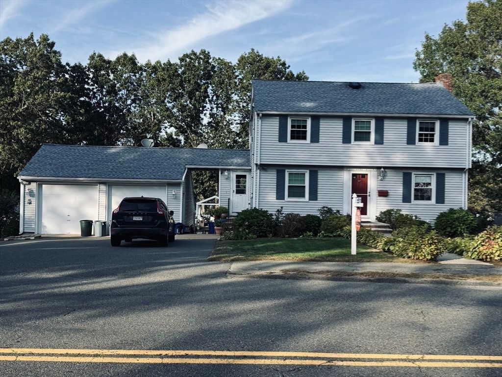 Attached, Exterior, Facade, Cape Cod