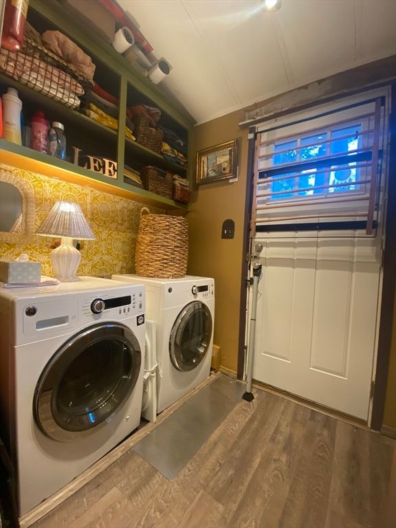 Interior, Recessed Lighting, Washer, Wood Texture Flooring