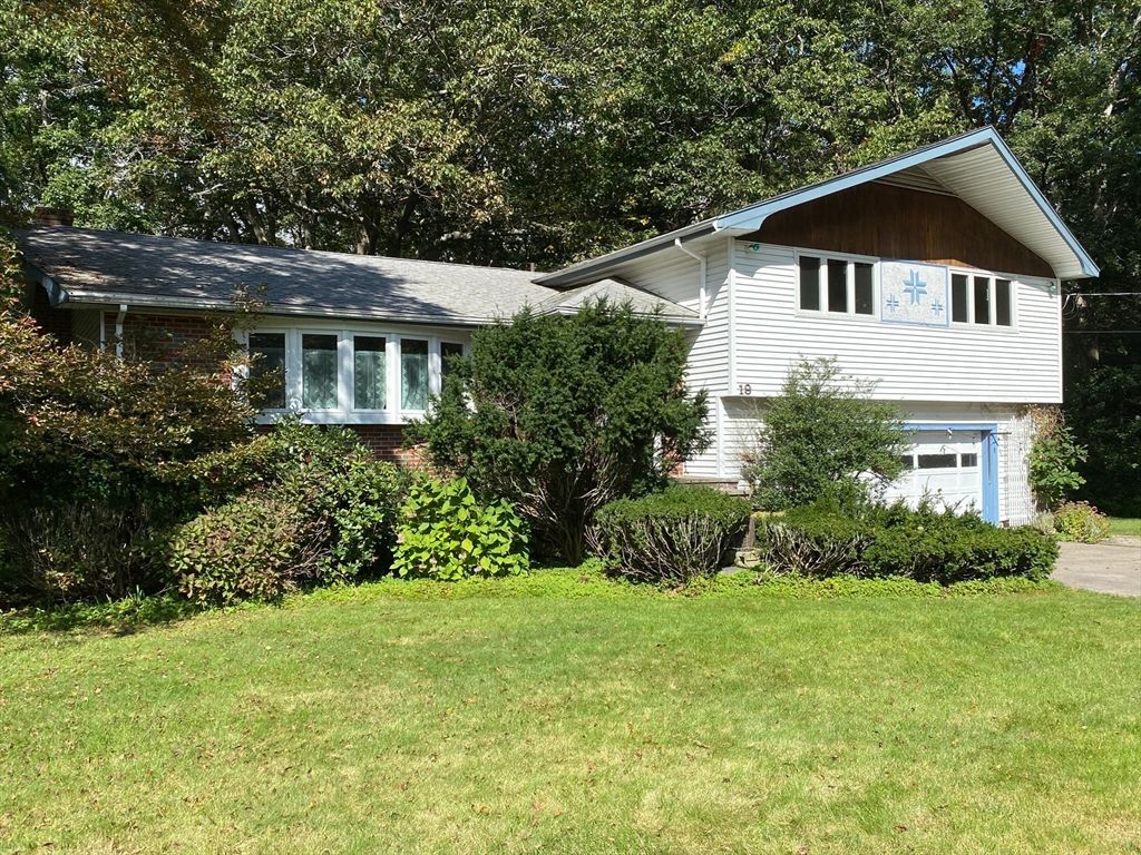 Attached, Exterior, Facade, Brick Facade, Split Level