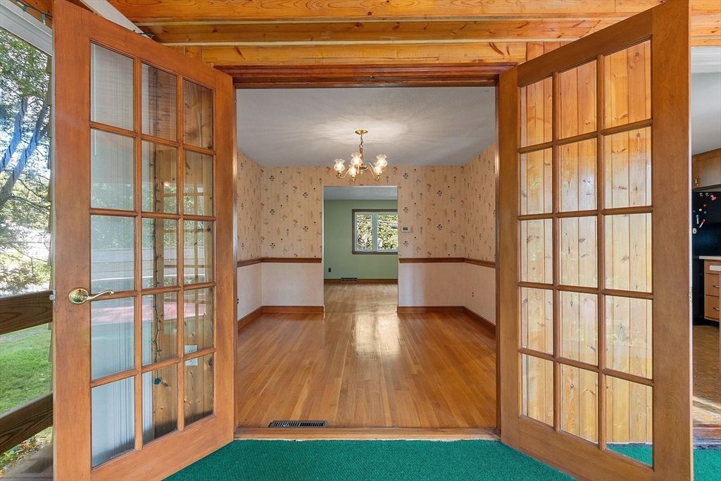 Chandelier, Empty room, Interior, Wood Texture Flooring