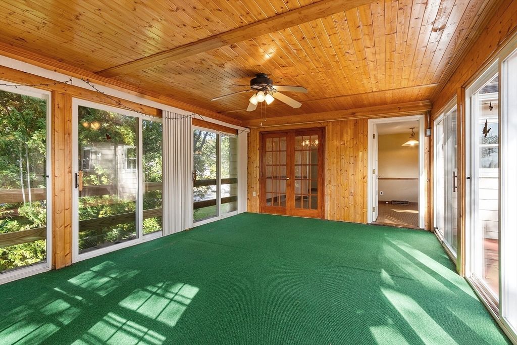 Empty room, Interior, Wooden Beams, Wooden Ceilings