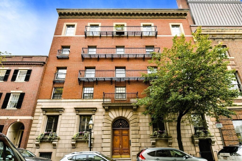 Exterior, Facade, Brick Facade, Rowhouse