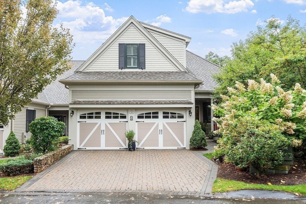 Attached, Exterior, Facade, Queen Anne Victorian