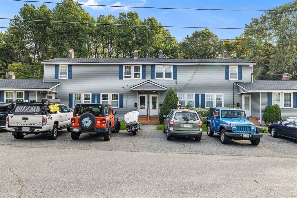 Exterior, Facade, Raised Ranch
