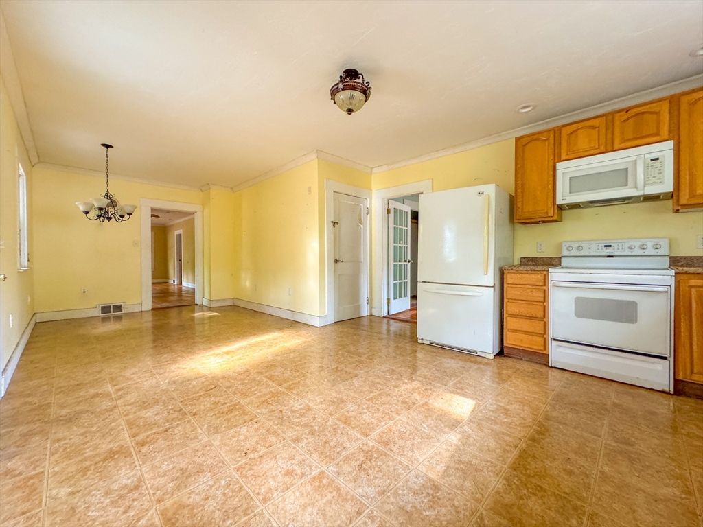 Chandelier, Empty room, Interior, Kitchen