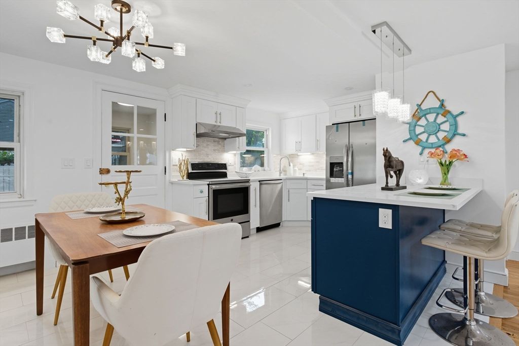 Dining room, Interior, Kitchen, Pendant Lights, Stainless Steel Appliances