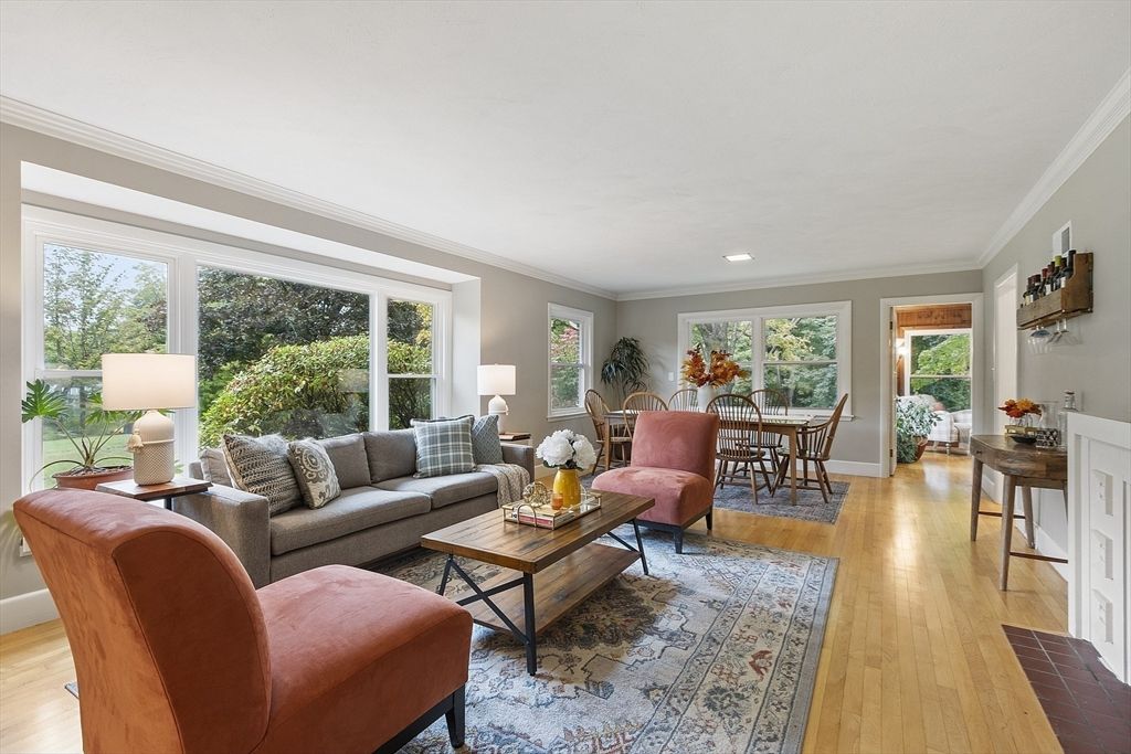 Dining room, Interior, Living room, Recessed Lighting, Wood Texture Flooring