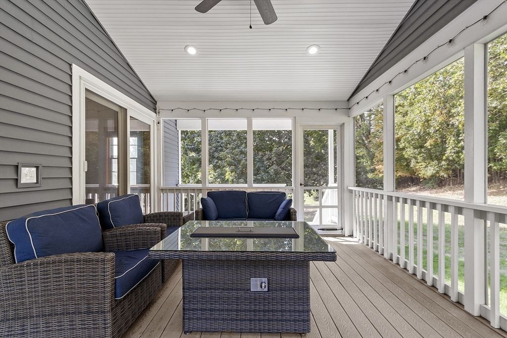 Interior, Living room, Recessed Lighting, Sun Room, Wood Texture Flooring
