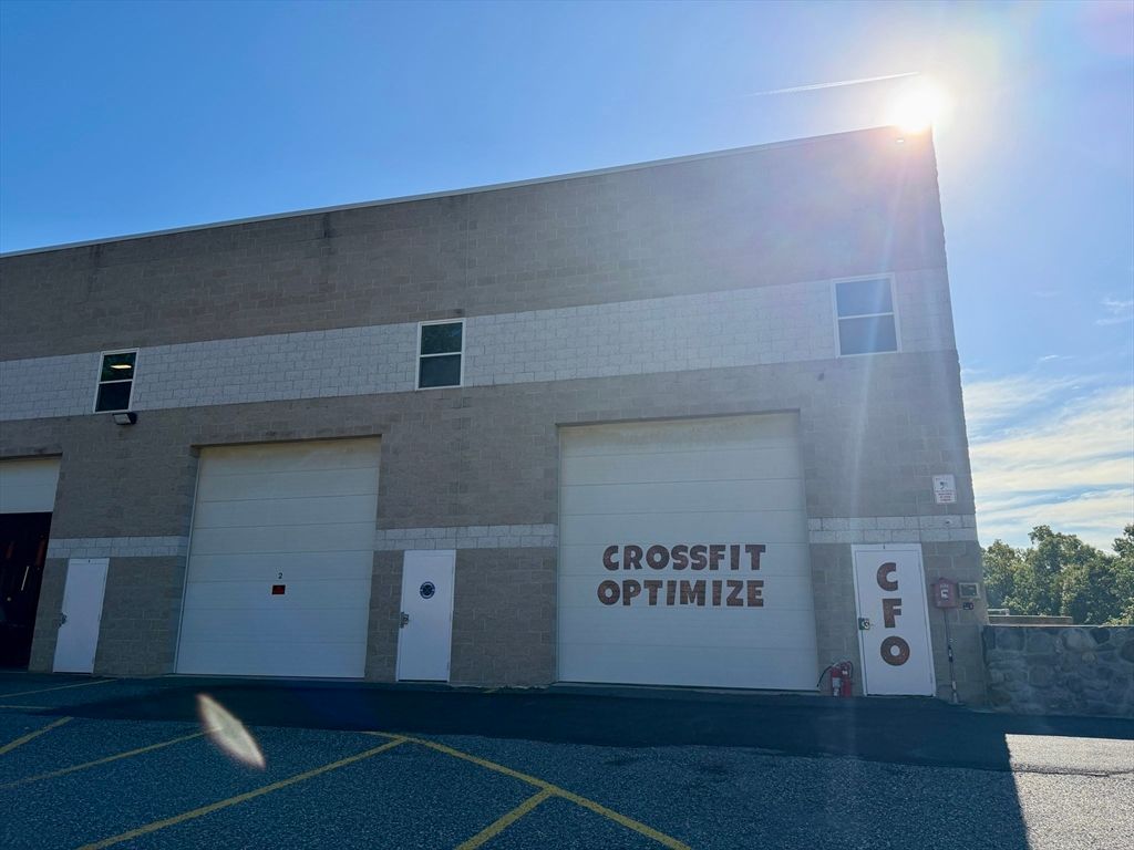 Attached, Exterior, Facade, None