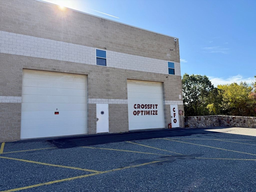 Attached, Exterior, Facade, None