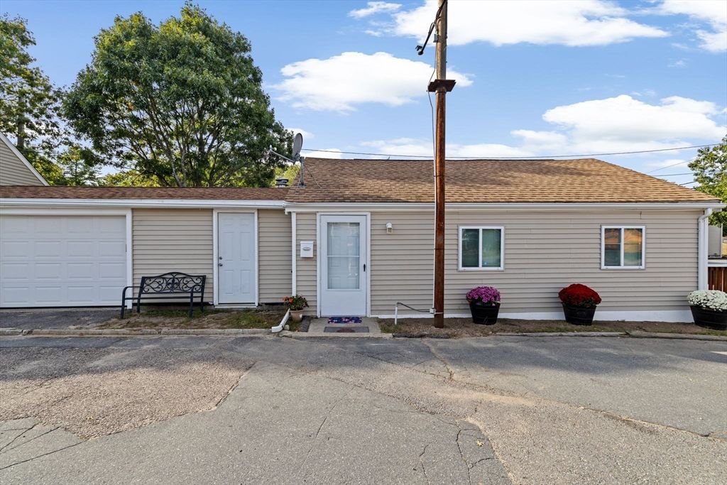 Attached, Exterior, Facade, Cape Cod