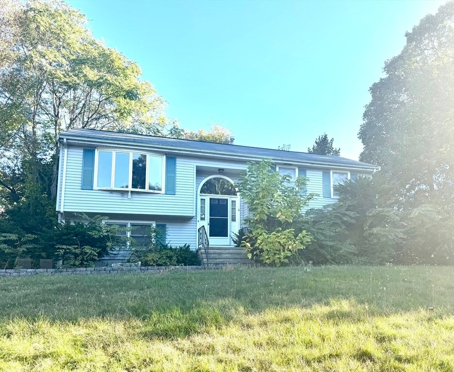 Exterior, Facade, Raised Ranch