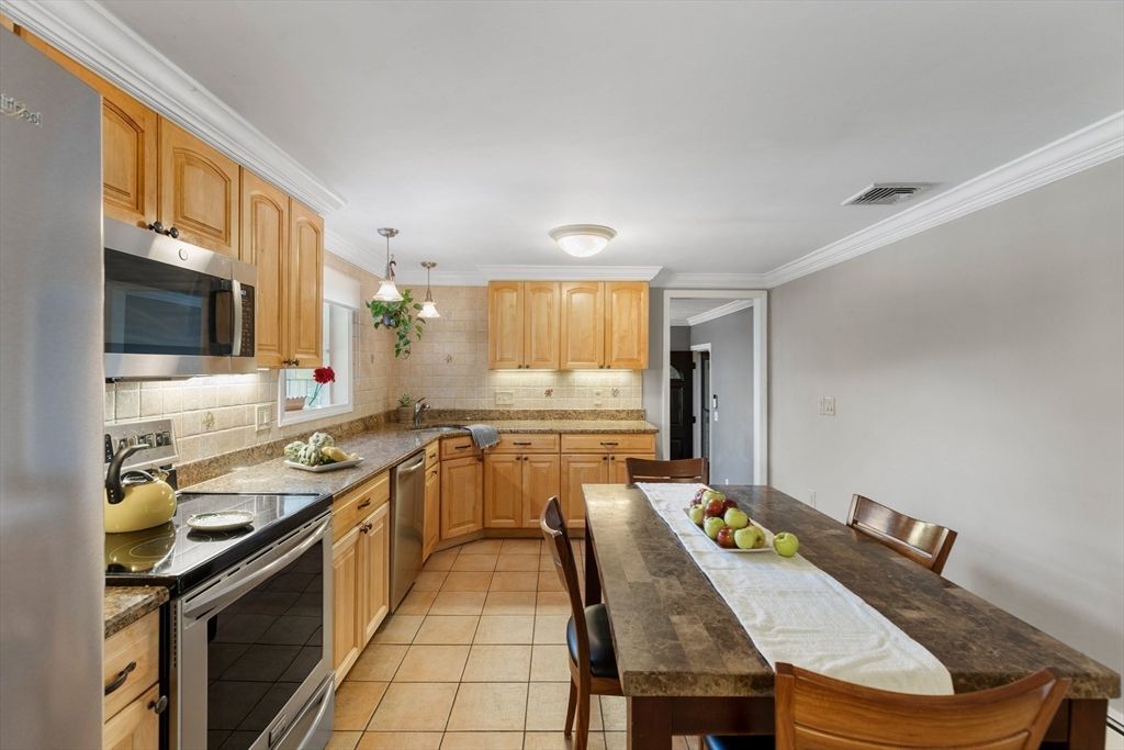 Dining room, Interior, Kitchen, Pendant Lights, Stainless Steel Appliances