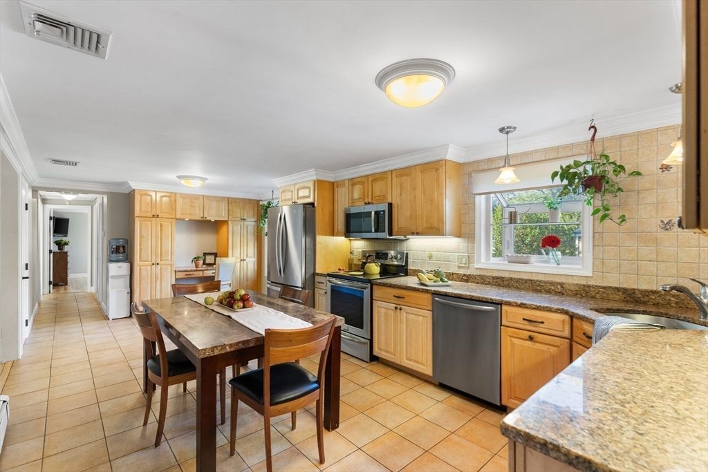 Dining room, Interior, Kitchen, Pendant Lights, Stainless Steel Appliances