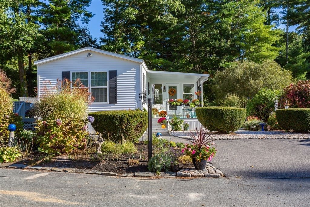 Exterior, Facade, Split Level