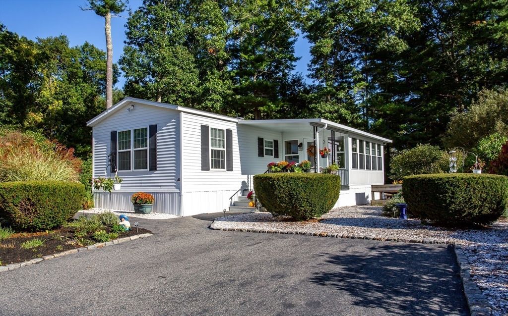 Exterior, Facade, Ranch