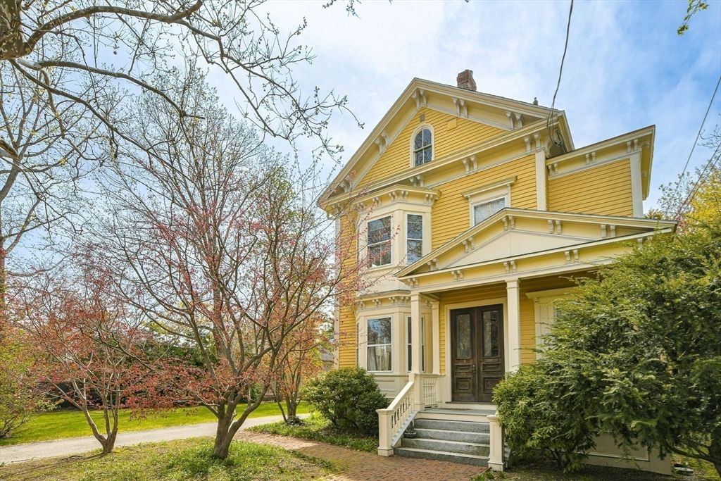 Exterior, Facade, Queen Anne Victorian