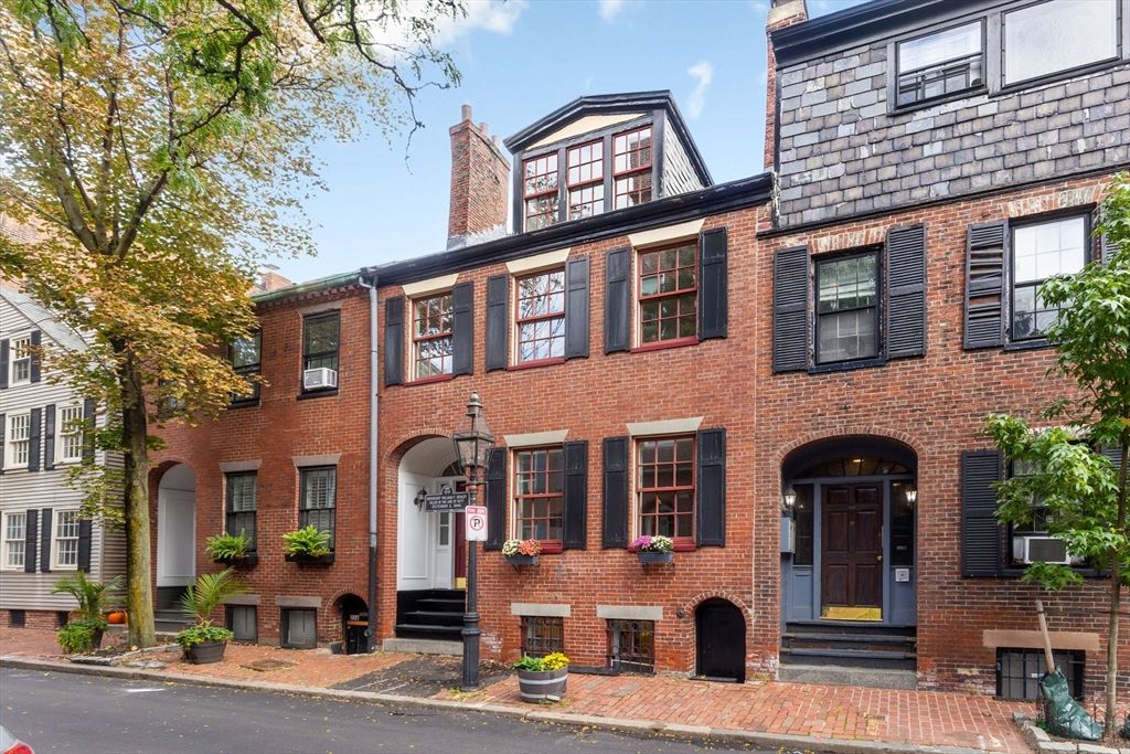 Exterior, Facade, Brick Facade, Rowhouse