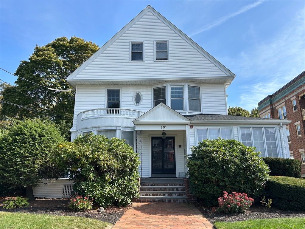 Exterior, Facade, Queen Anne Victorian
