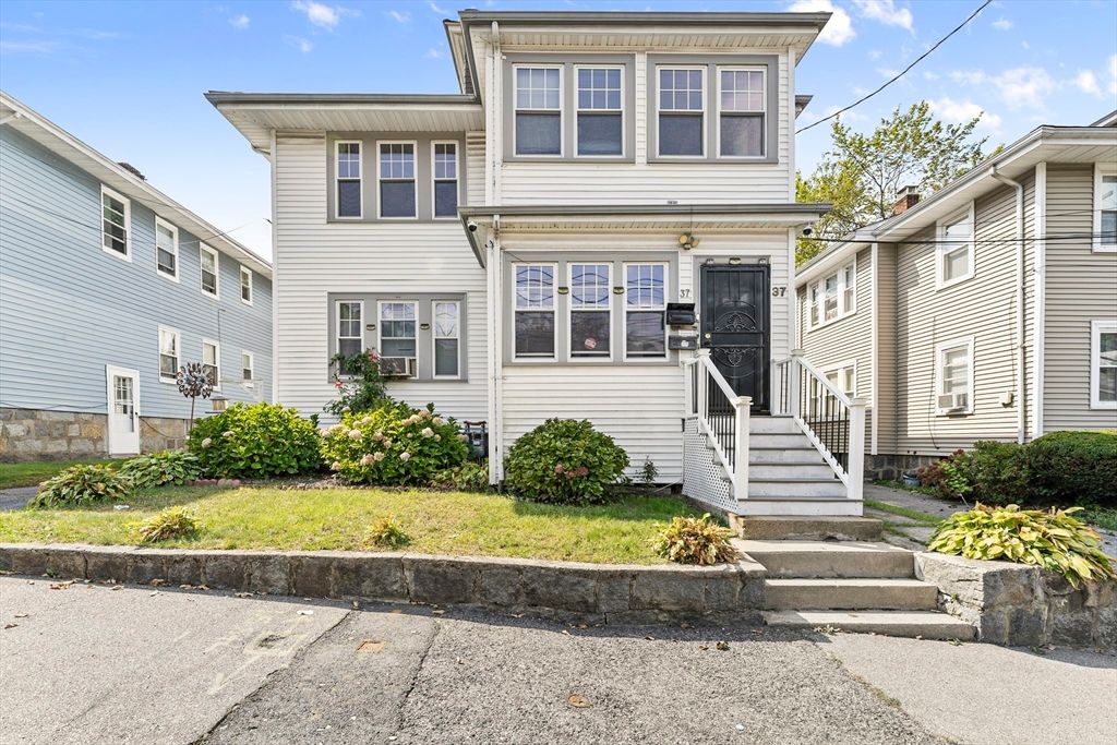 Exterior, Facade, American Foursquare