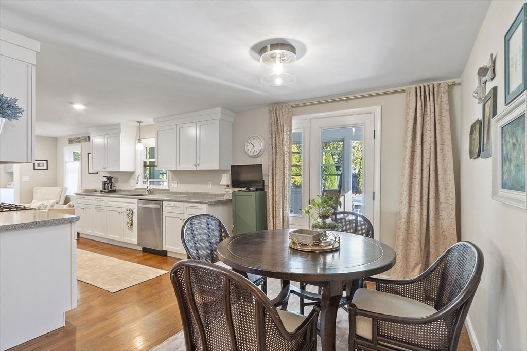 Dining room, Interior, Kitchen, Recessed Lighting, Wood Texture Flooring