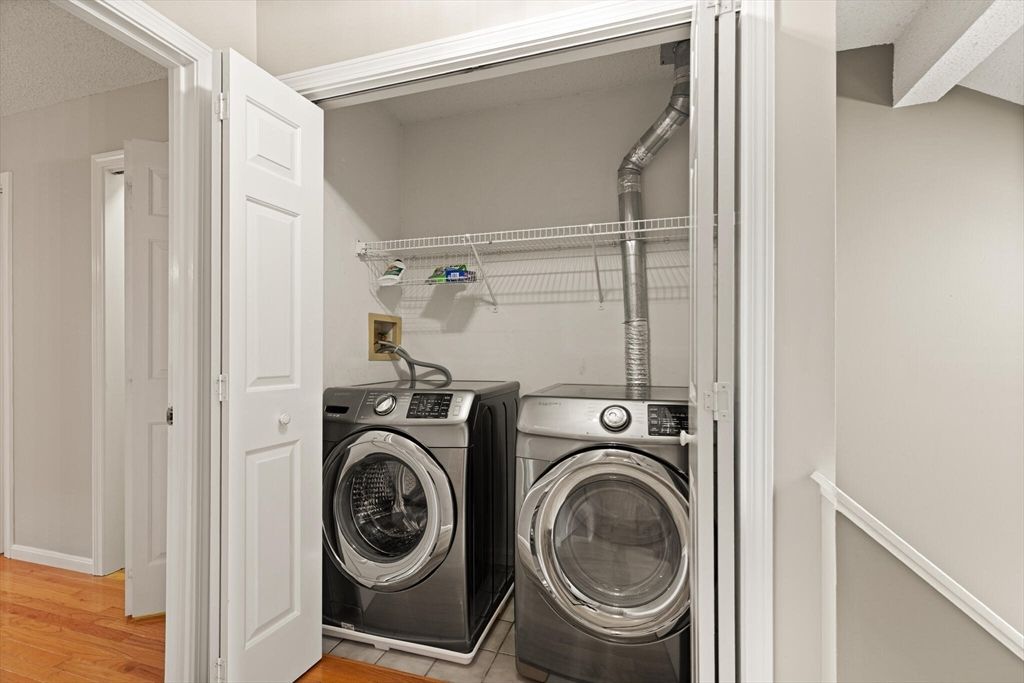 Interior, Utility Closets, Washer, Wood Texture Flooring