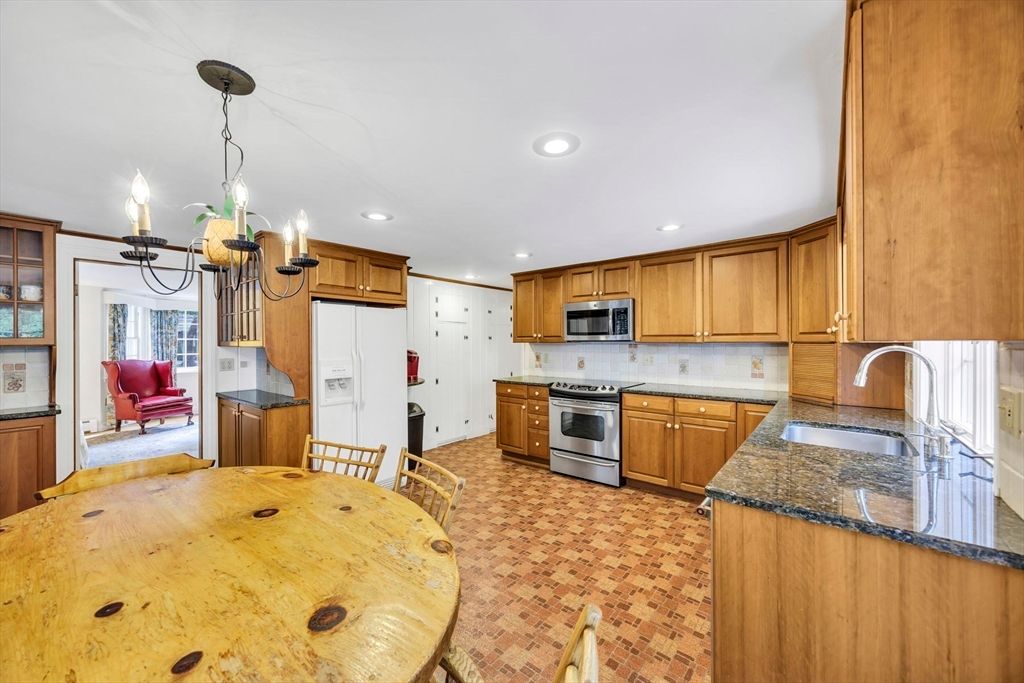 Chandelier, Dining room, Interior, Kitchen, Recessed Lighting, Stainless Steel Appliances