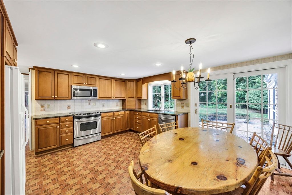 Chandelier, Dining room, Interior, Kitchen, Pendant Lights, Recessed Lighting, Stainless Steel Appliances