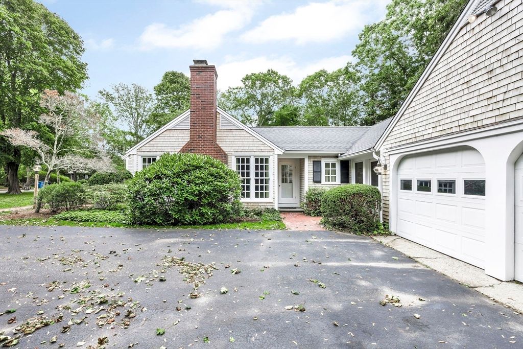 Attached, Exterior, Facade, Brick Facade, Ranch