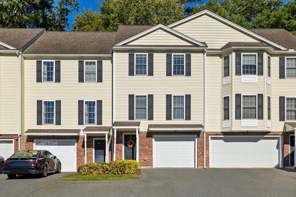 Attached, Exterior, Facade, Brick Facade, Rowhouse