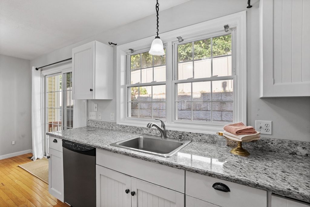 Interior, Kitchen, Pendant Lights, Wood Texture Flooring