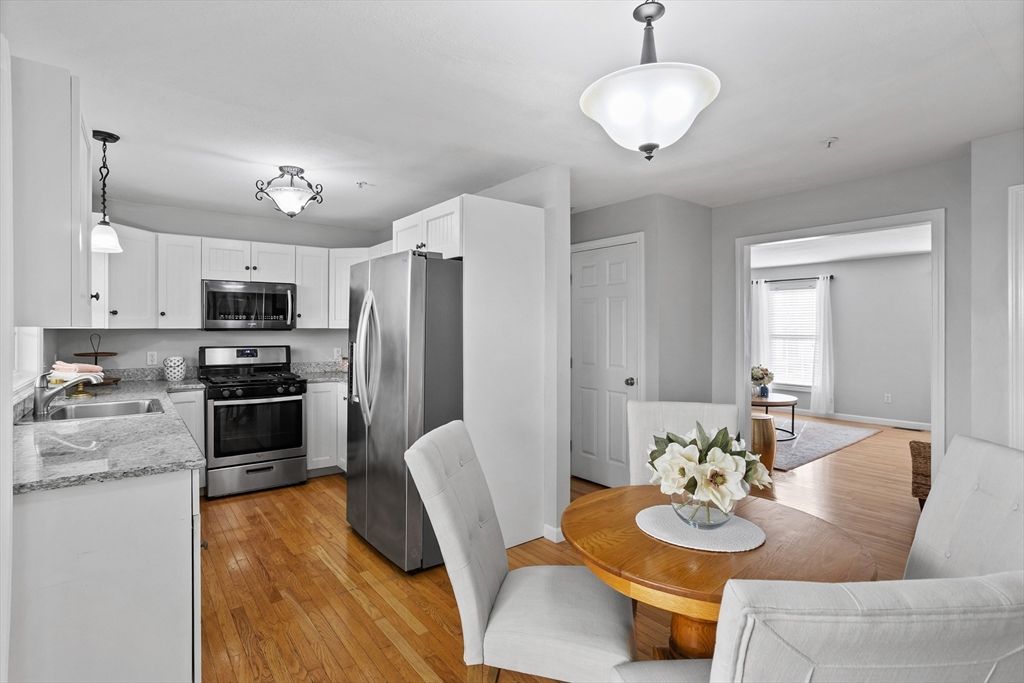 Dining room, Interior, Kitchen, Stainless Steel Appliances, Wood Texture Flooring