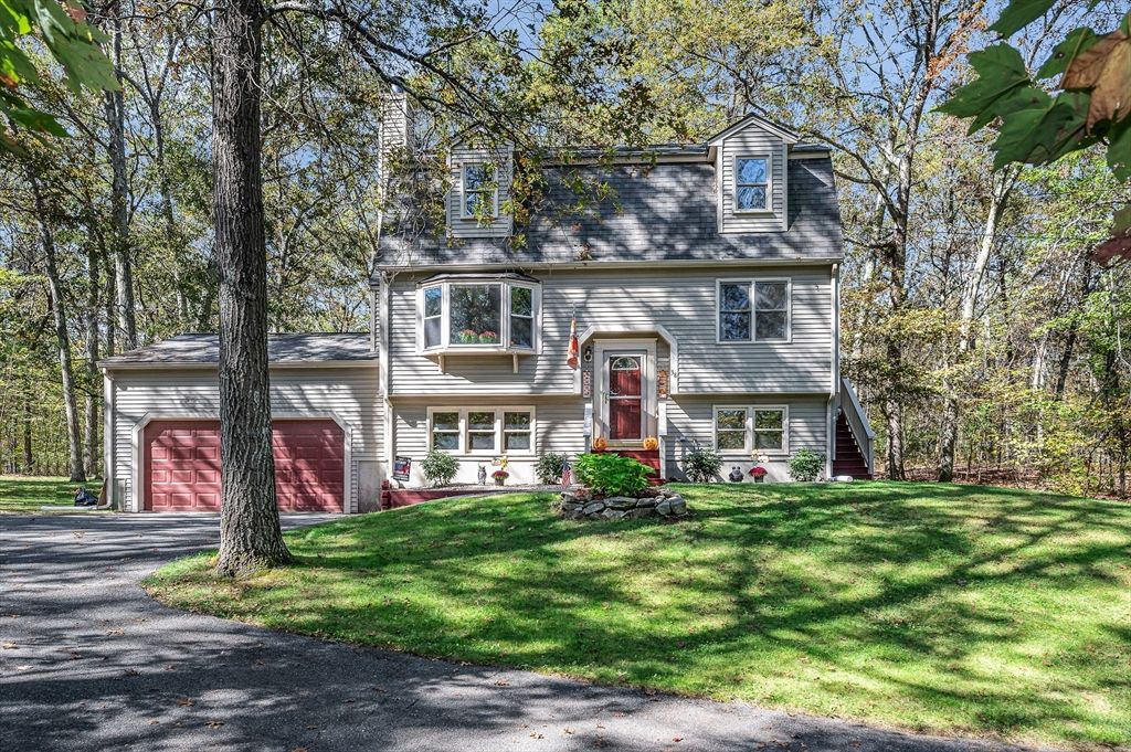 Attached, Exterior, Facade, Raised Ranch