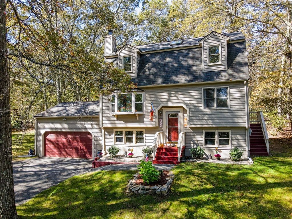 Attached, Exterior, Facade, Raised Ranch