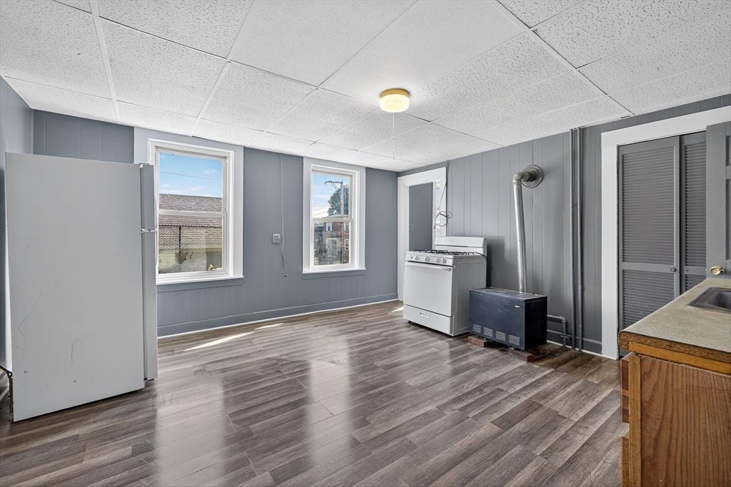 Interior, Washer, Wood Texture Flooring