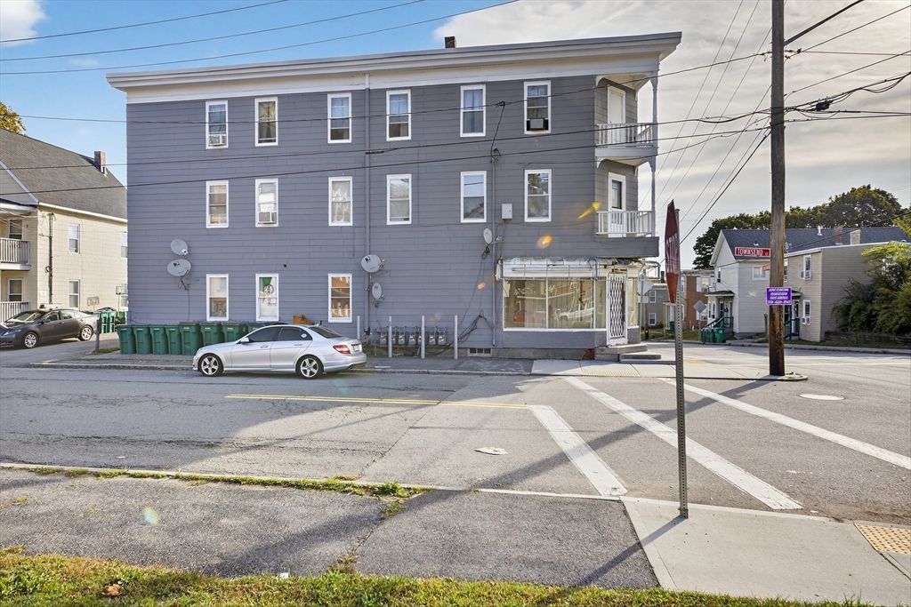 Exterior, Facade, Rowhouse