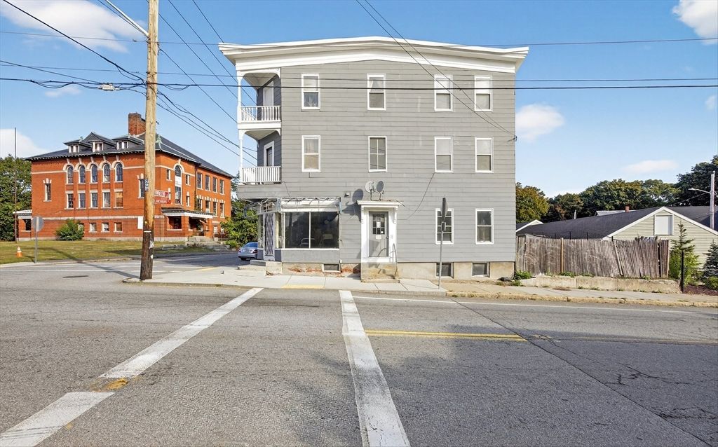Exterior, Facade, Rowhouse