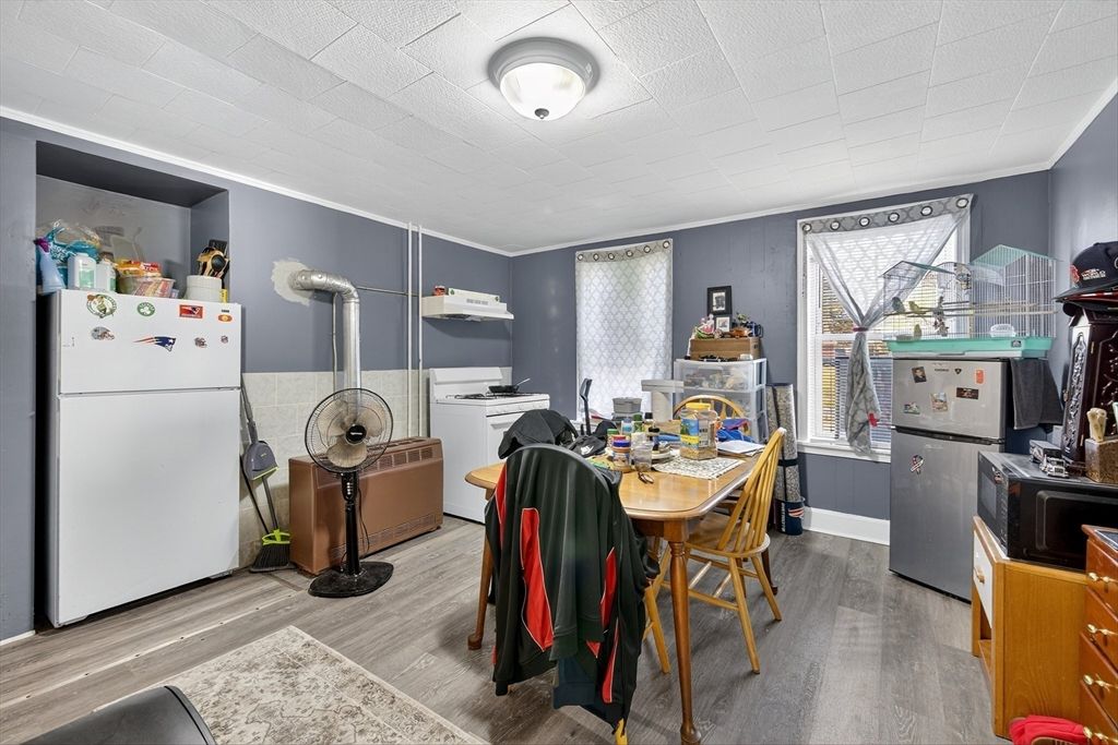 Interior, Washer, Wood Texture Flooring